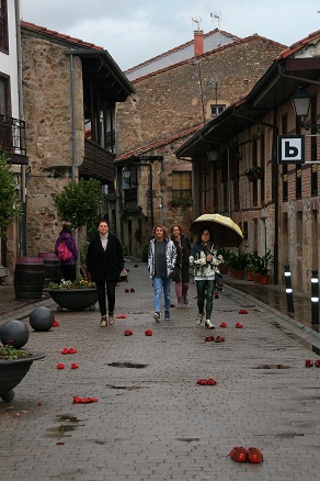 Más de quinientos “Zapatos rojos” llenaron Cartes por la igualdad y contra la violencia de género