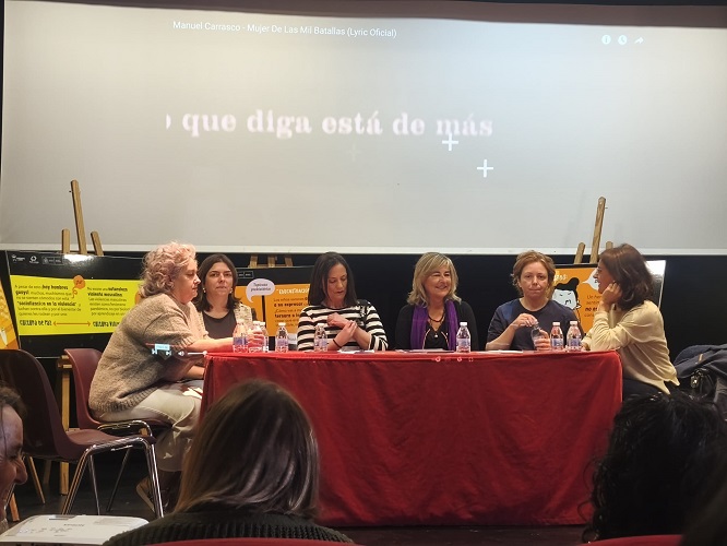 Ocho rosas moradas por la igualdad
