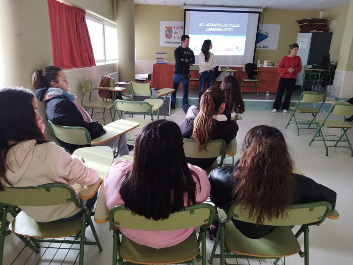 La ADL de la Mancomunidad colabora con el IES Nueve Valles de Reocin en la “Semana del emprendimiento”