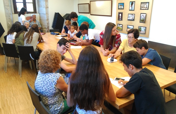 Los alumnos del taller “En red” imparten una clase de nuevas tecnologías para la tercera edad