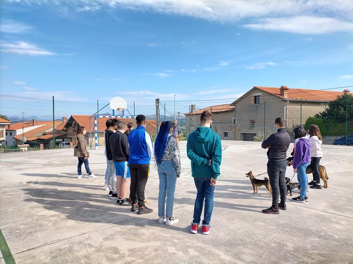El Centro de Día de Infancia y Adolescencia de La Mancomunidad Altamira-Los Valles inicia en Vispieres el taller de educación canina impartido por ASPROAN